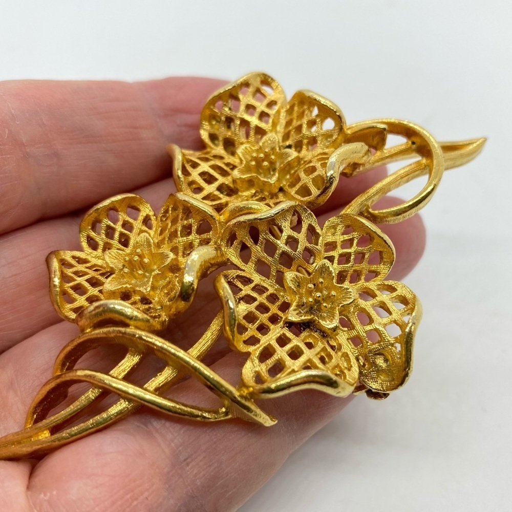 Vintage LISNER Gold Tone Floral Brooch Pin